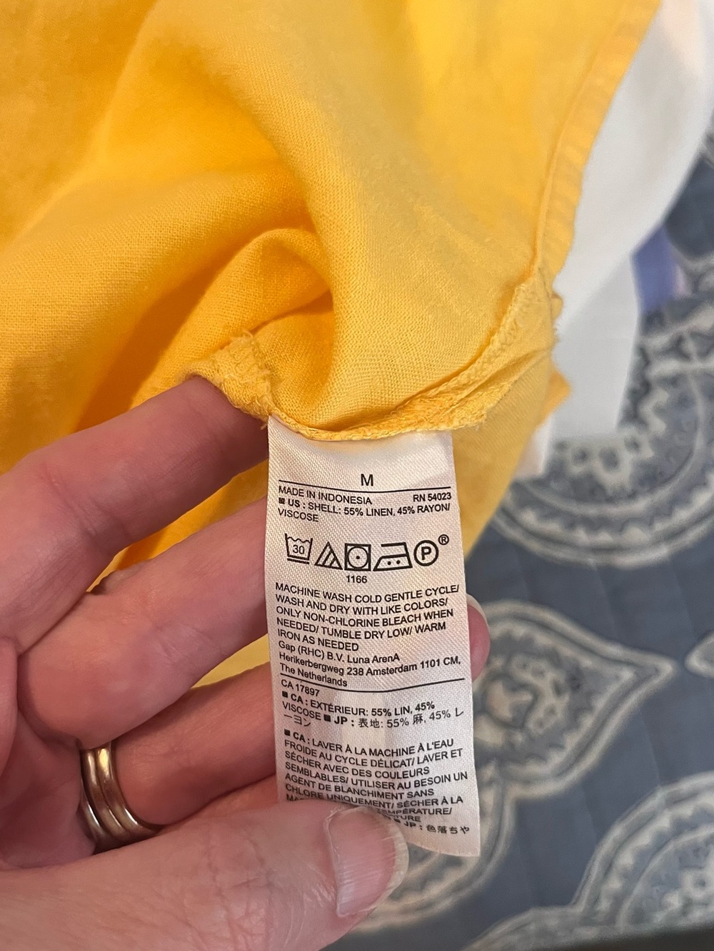 Banana Republic Women’s Light Yellow Button-Down Shirt - Picture 4 of 5